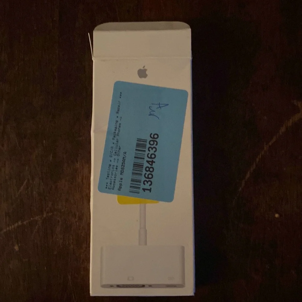 NIB Apple MD825AM/A Lightning to VGA Adapter